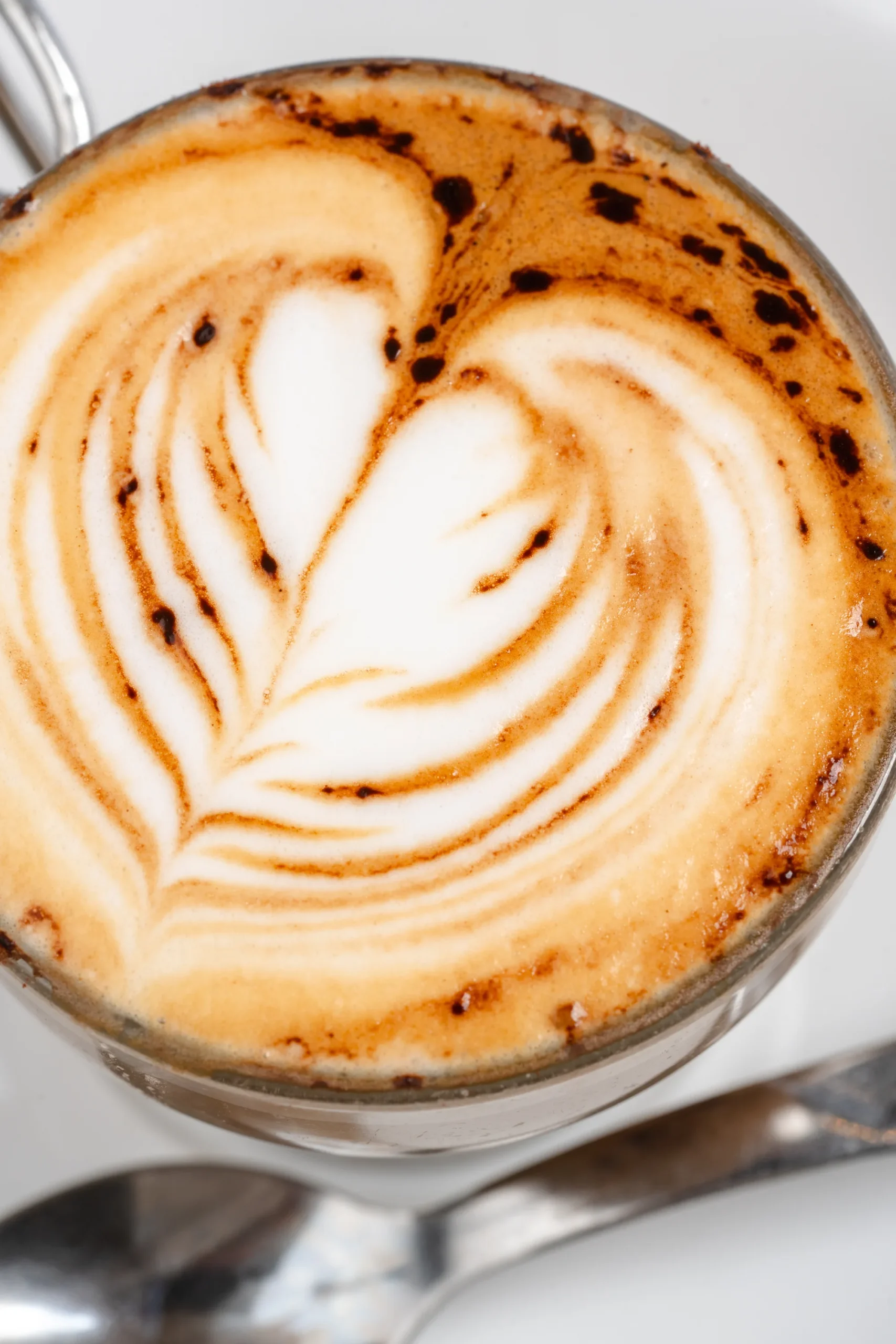 Cappuccino con latte art al banco della pasticceria