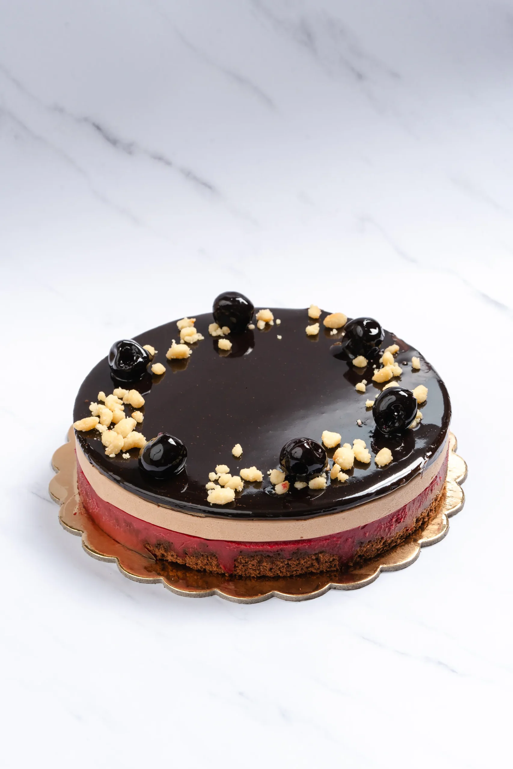 Torta a specchio di cioccolato con mirtilli e granella