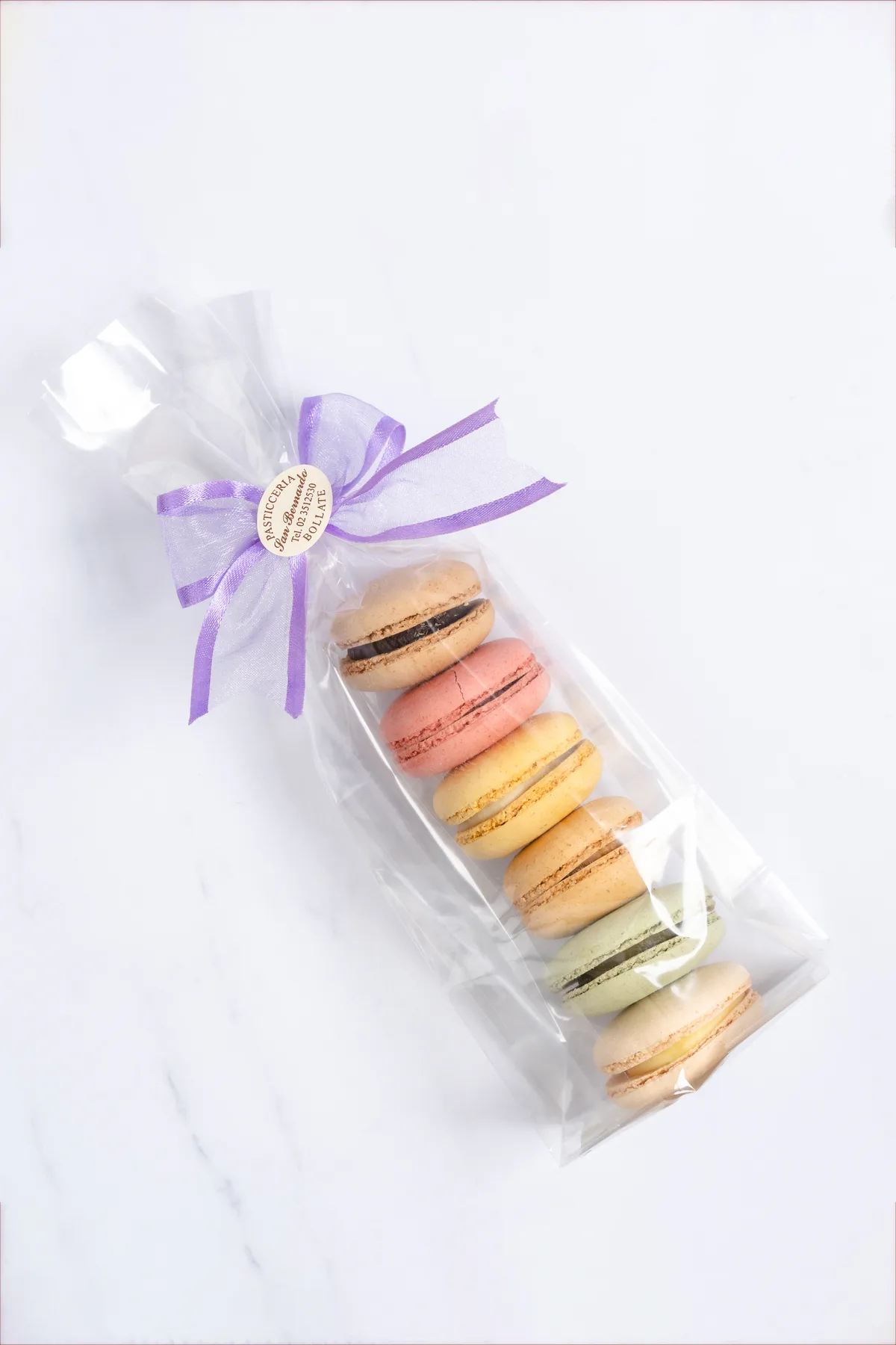 Confezione di macaron colorati