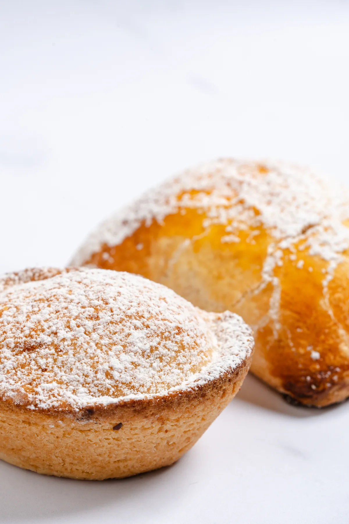 Sfogliata dorata spolverata di zucchero