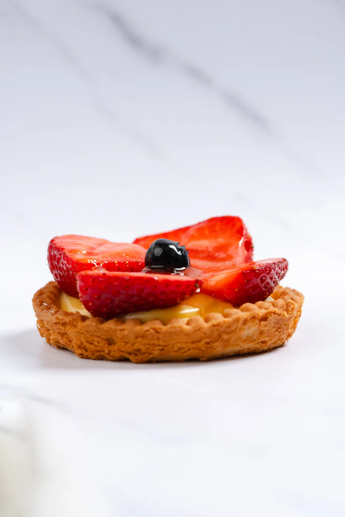 Crostatina alla frutta con fragole fresche e crema