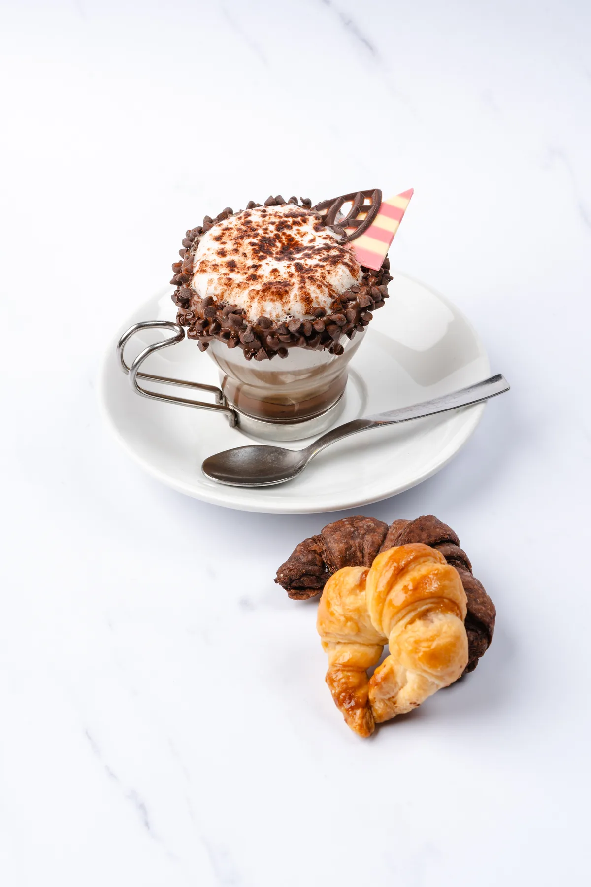 Coppa tiramisù con panna e cacao