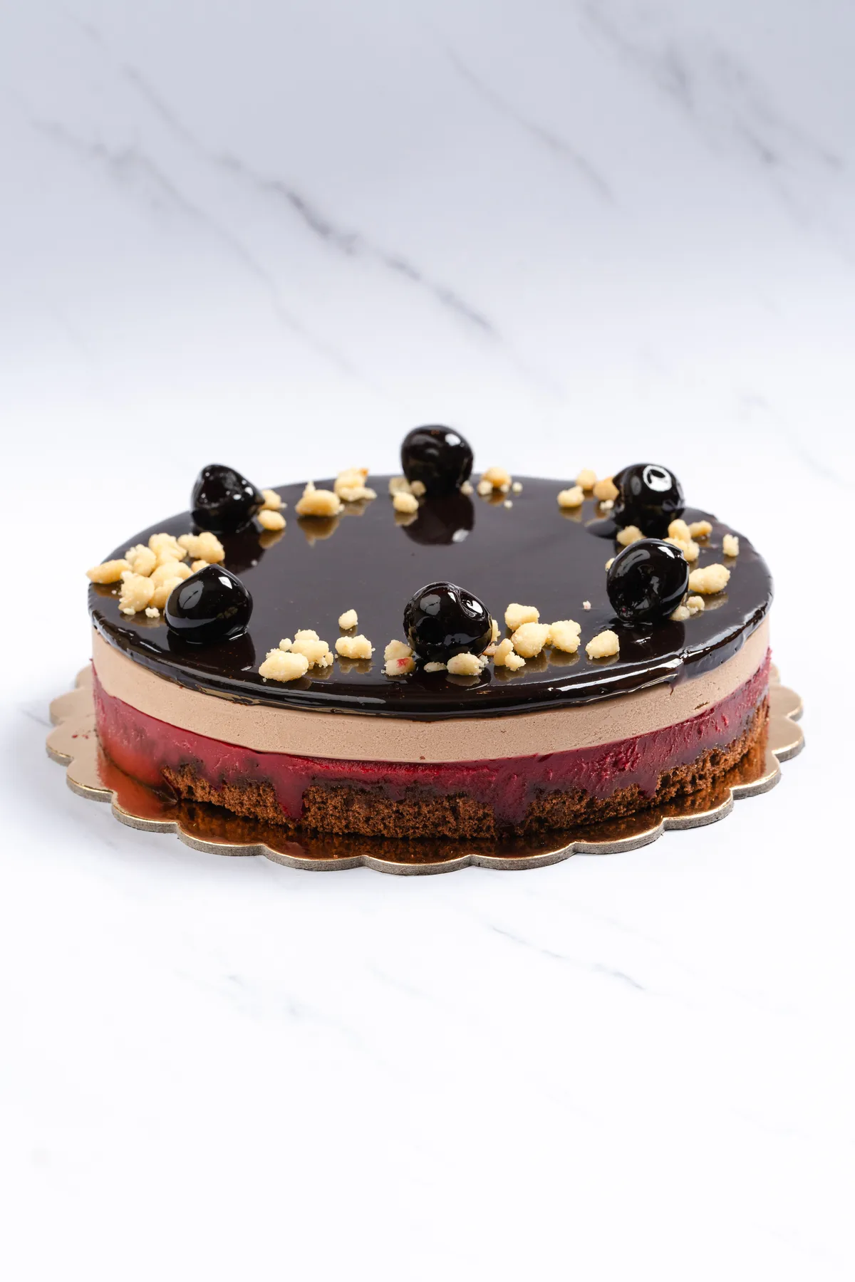 Torta glassata con mirtilli e granella di nocciola